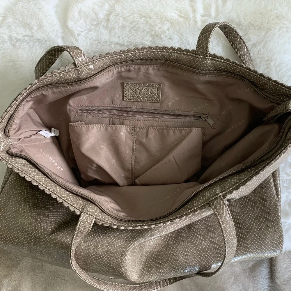 NEW YORK & COMPANY NWT! Faux Snakeskin Tote Taupe‎ Handles/Zippers/Compartments